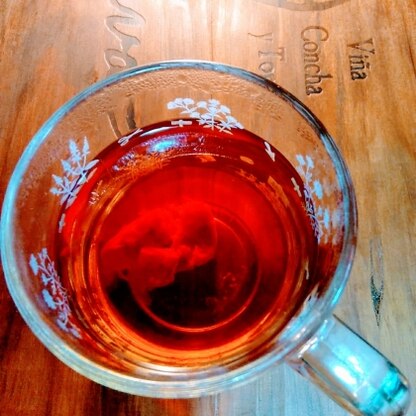 夏ではないですが梅と生姜好きなので(*´˘`*)！生姜と紅茶で温まりました。紅茶が少なくなるにつれて梅の塩っぱさが美味しかったです。ごちそうさまでした♪